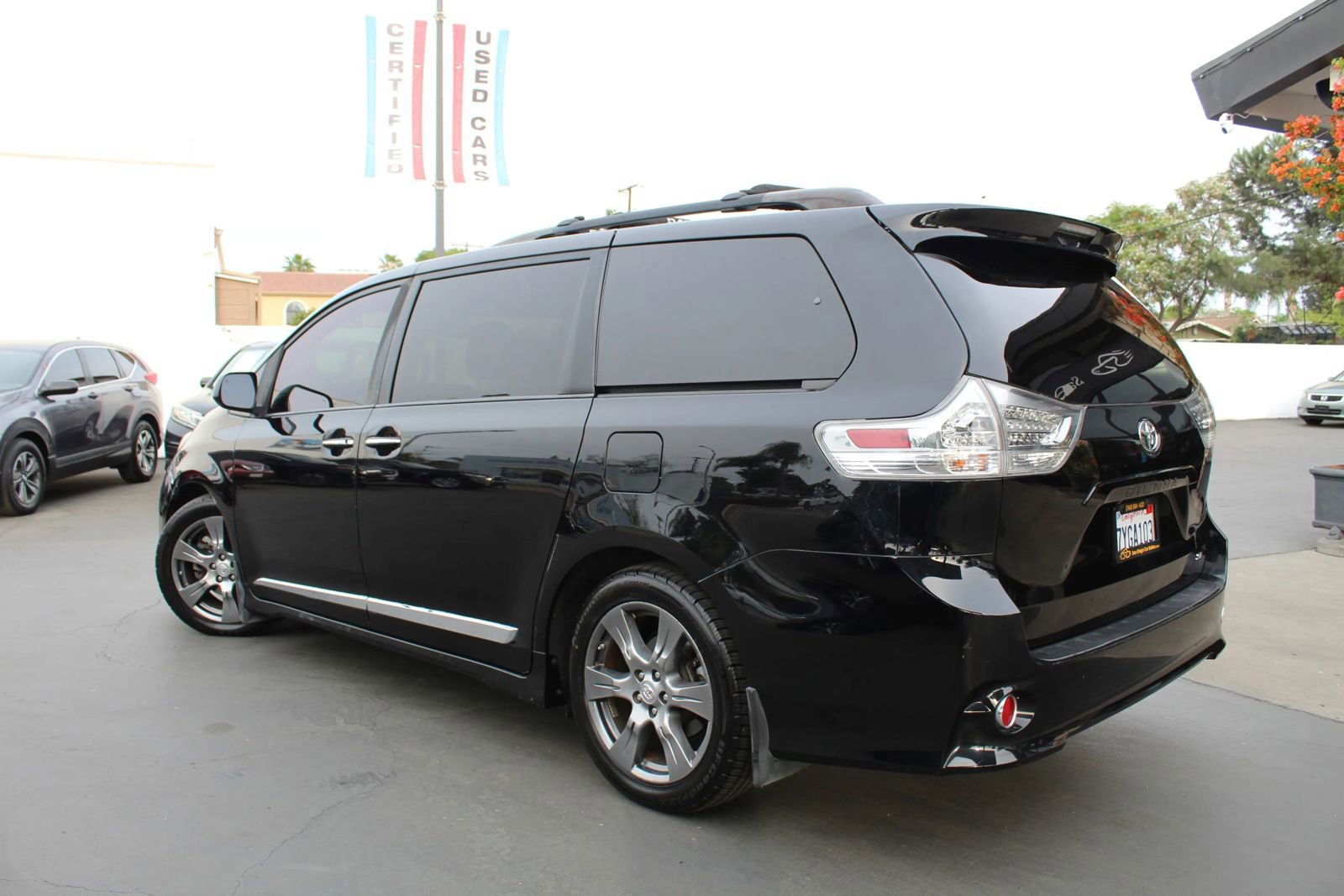 Used 2017 Toyota Sienna SE Premium FWD image 3