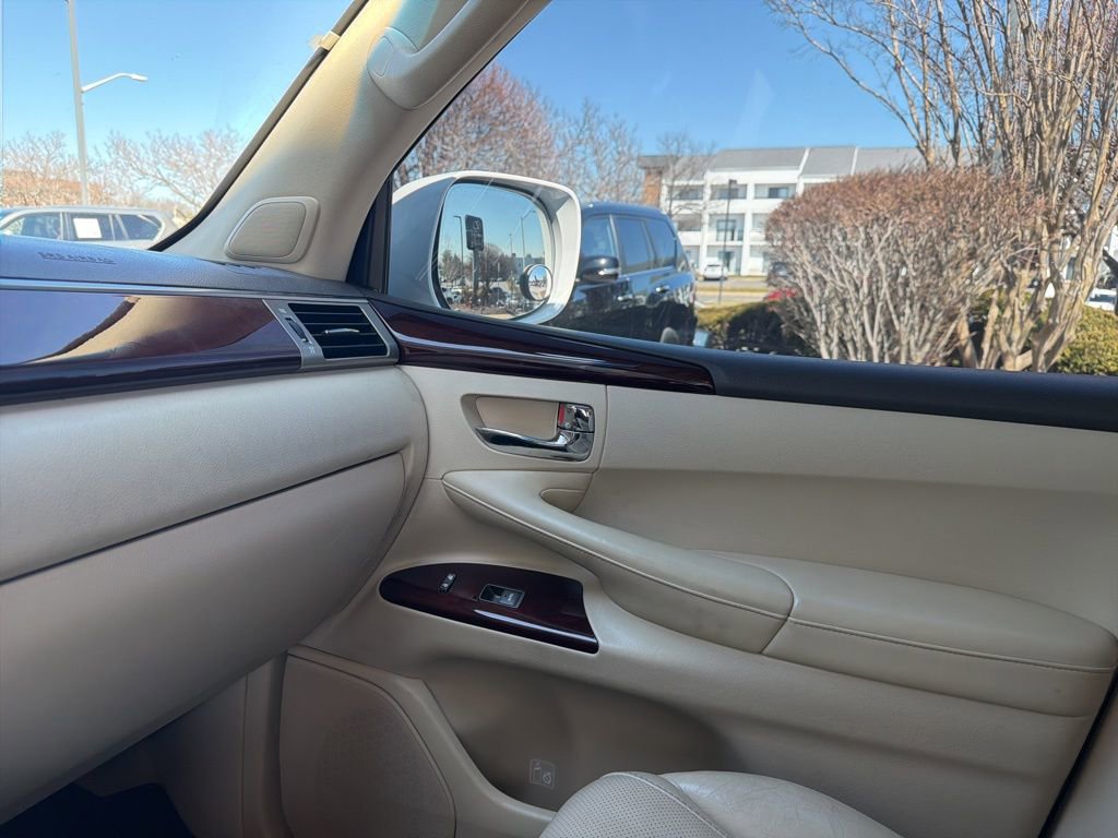Used 2015 Lexus LX 570 4WD w/ Luxury Package image 41
