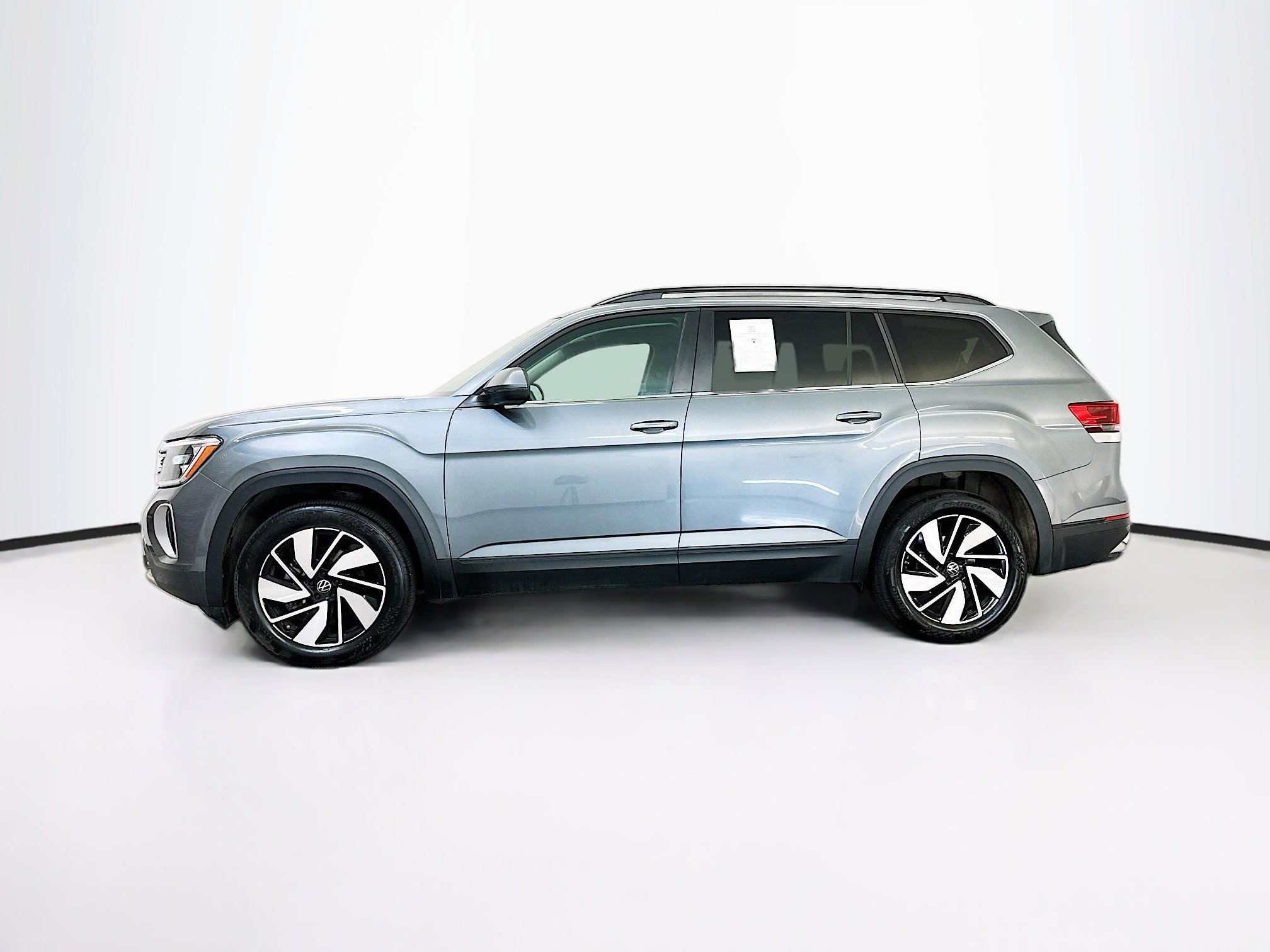 Used 2025 Volkswagen Atlas SE image 4
