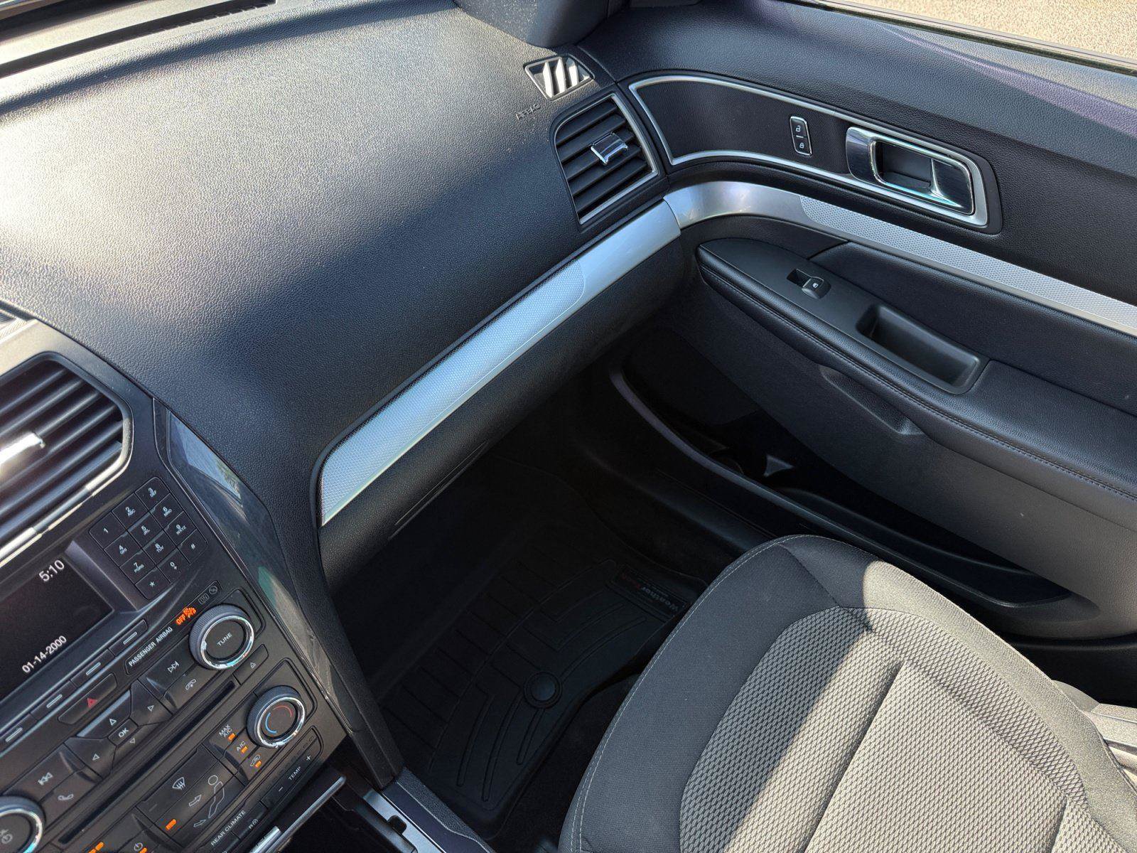 Used 2017 Ford Explorer XLT AWD/4WD image 29
