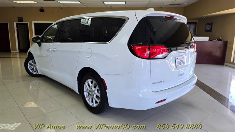 Used 2017 Chrysler Pacifica Touring FWD image 3