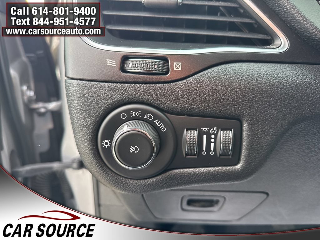 Used 2019 Jeep Cherokee Trailhawk AWD/4WD image 21