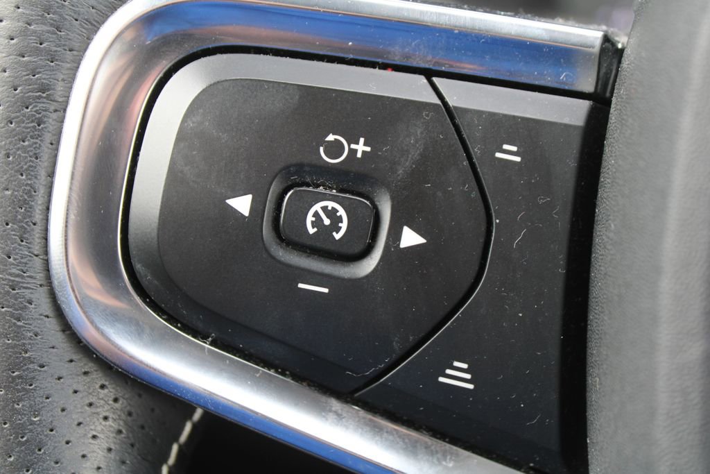 Used 2021 Volvo XC40 T5 R-Design image 29