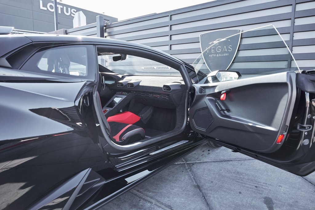 Used 2024 Lamborghini Huracan STO image 33