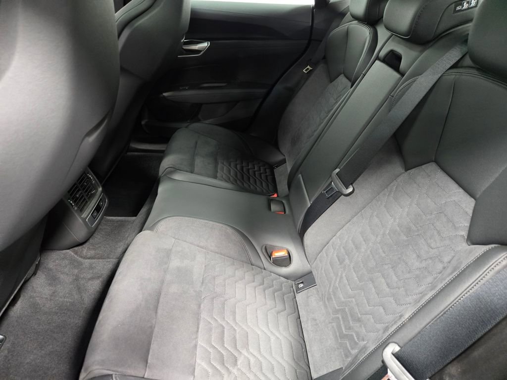 Used 2022 Audi e-tron GT Premium Plus image 31