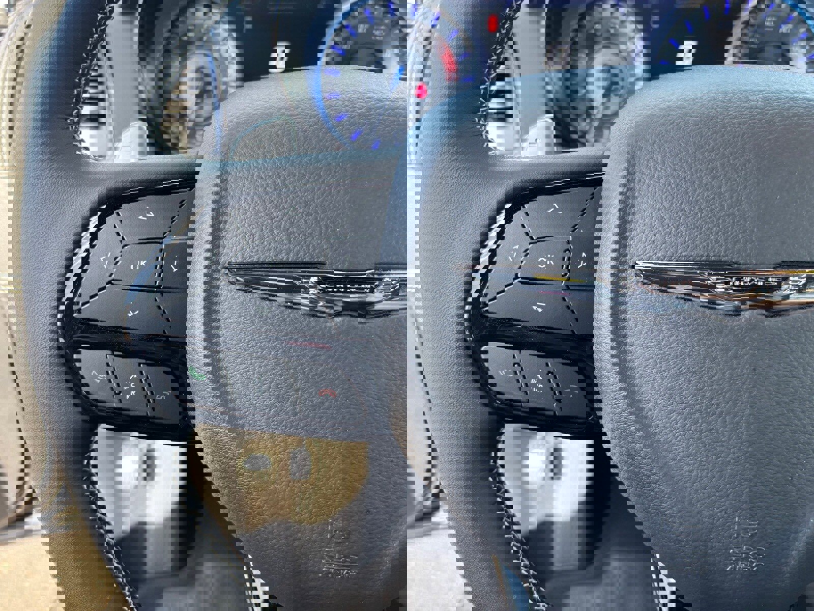 Used 2023 Chrysler 300 C image 31