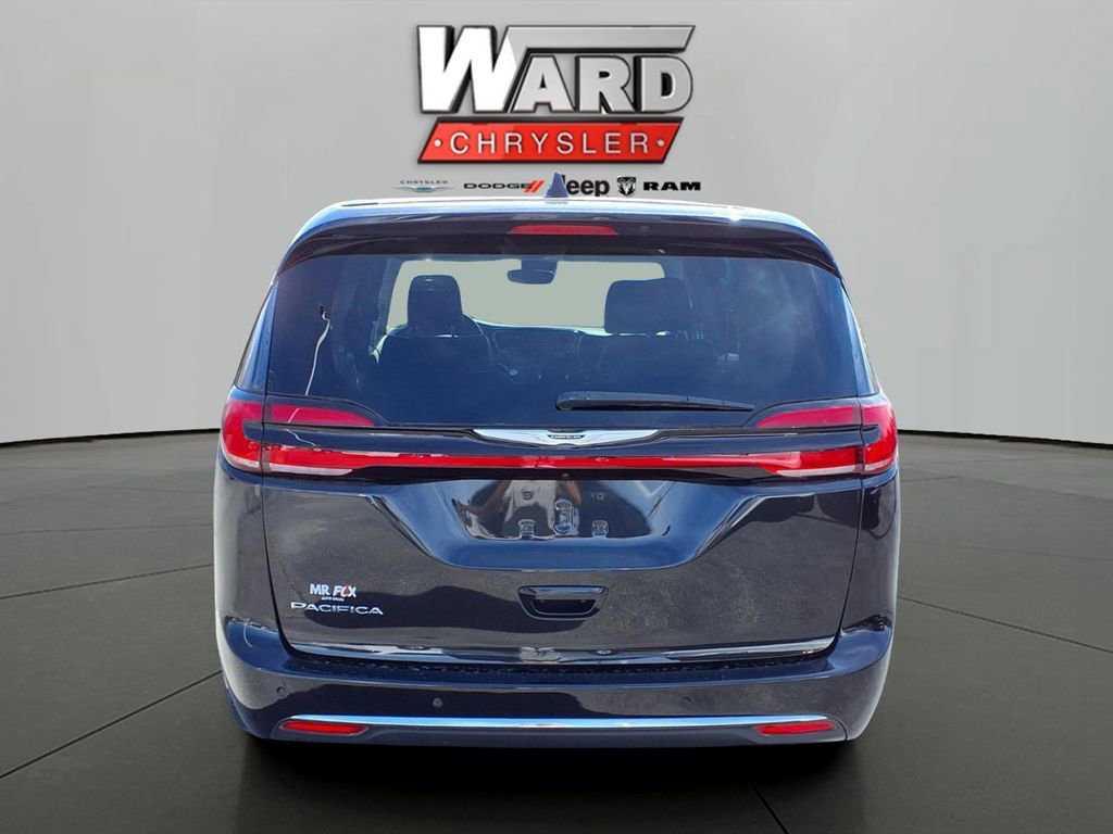 Used 2024 Chrysler Pacifica Touring-L FWD image 18