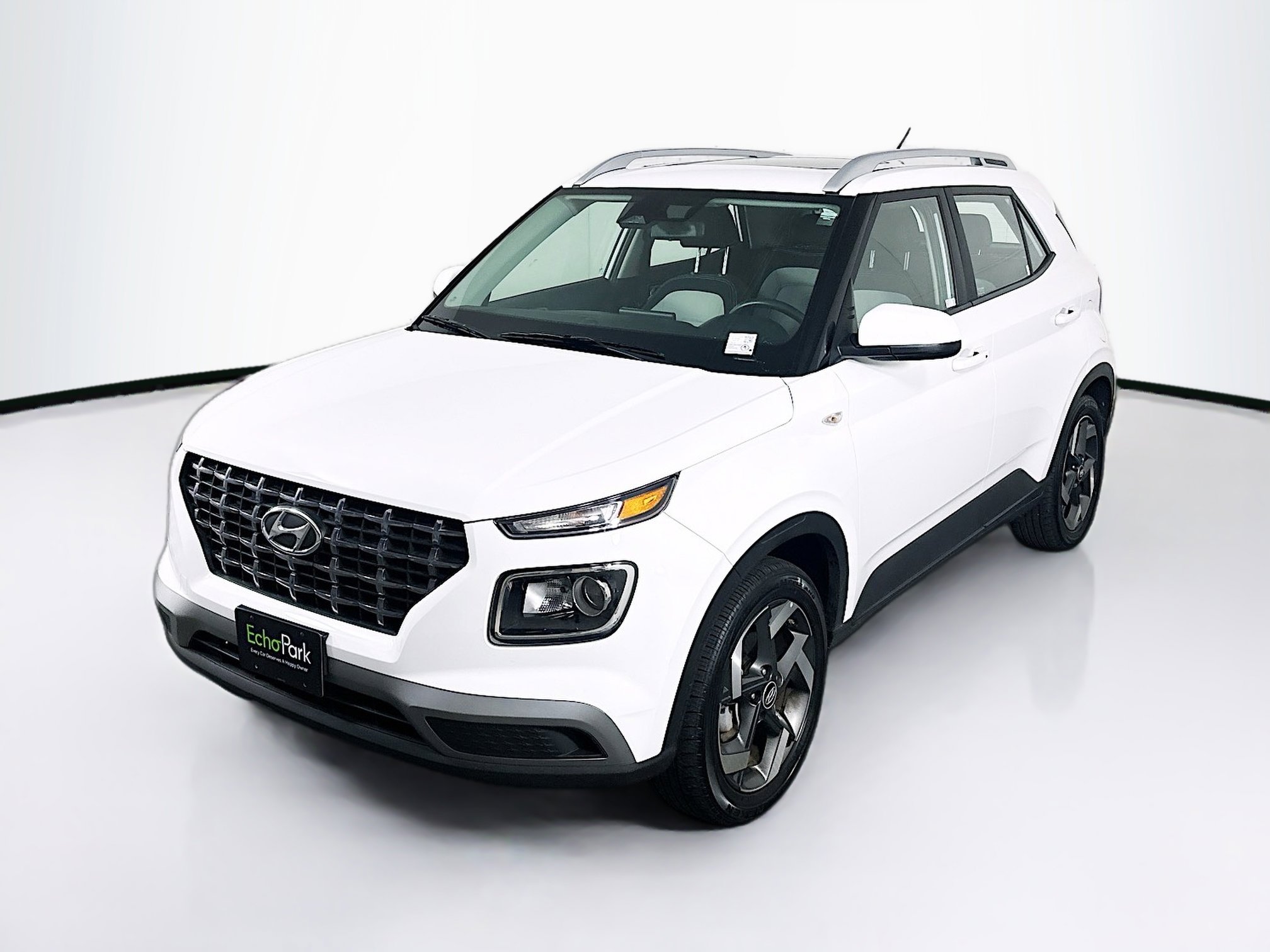 Used 2025 Hyundai Venue SEL FWD image 3