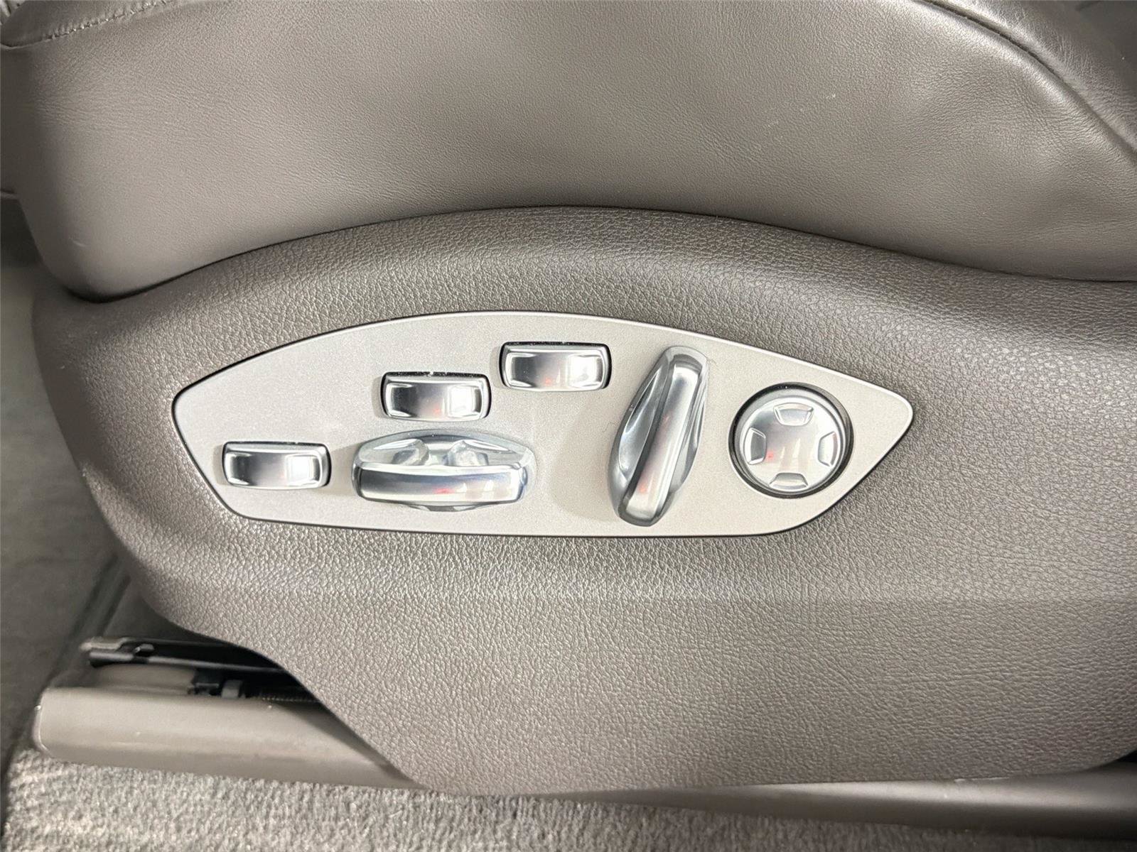 Certified 2023 Porsche Macan S AWD/4WD image 32