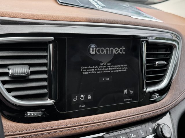 Used 2018 Chrysler Pacifica Limited w/ Advanced Safetytec Group FWD image 15