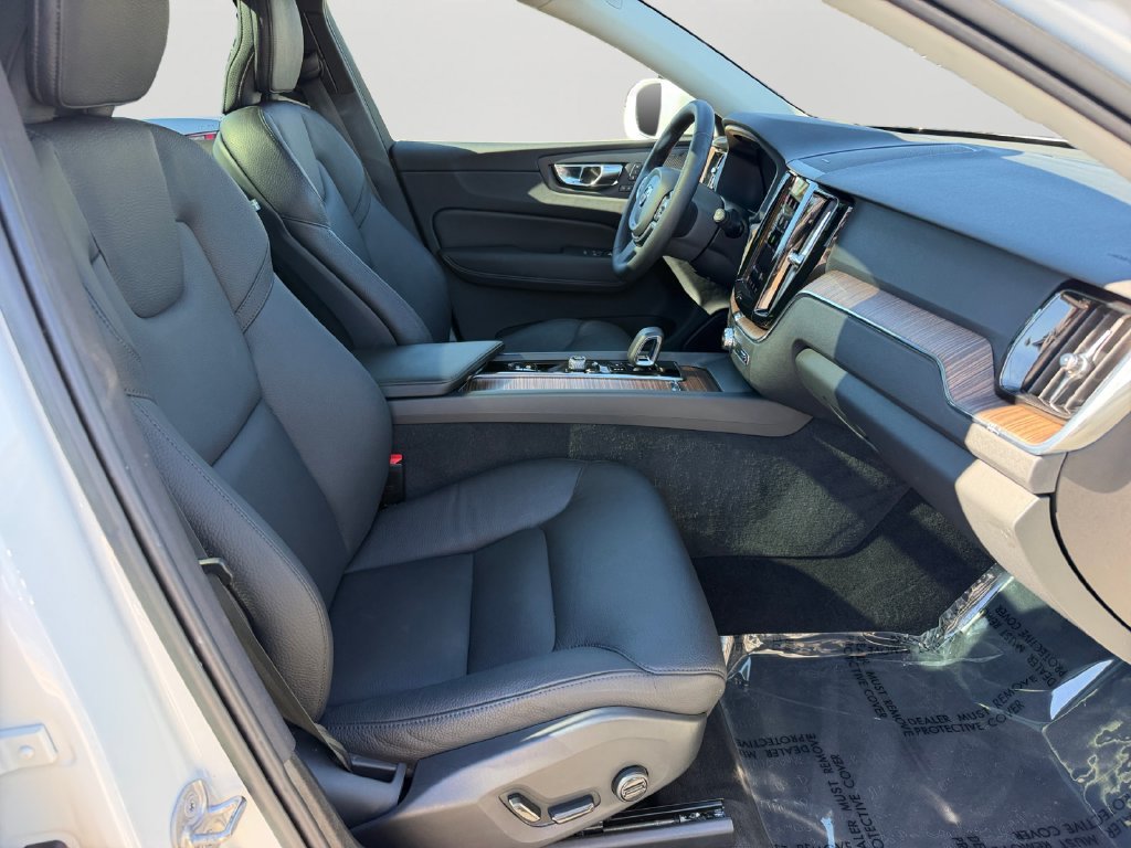 Used 2023 Volvo XC60 B5 Plus AWD/4WD image 8