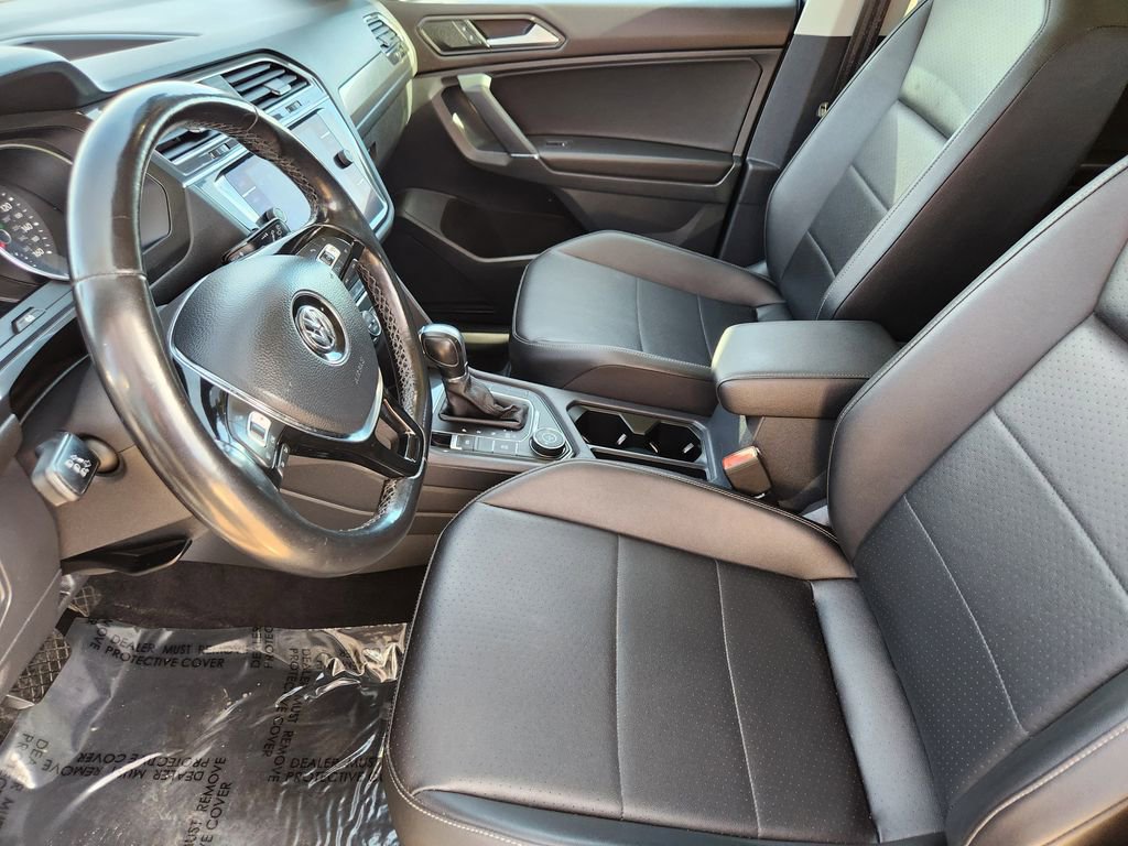 Used 2018 Volkswagen Tiguan SE w/ Panoramic Sunroof Package image 3