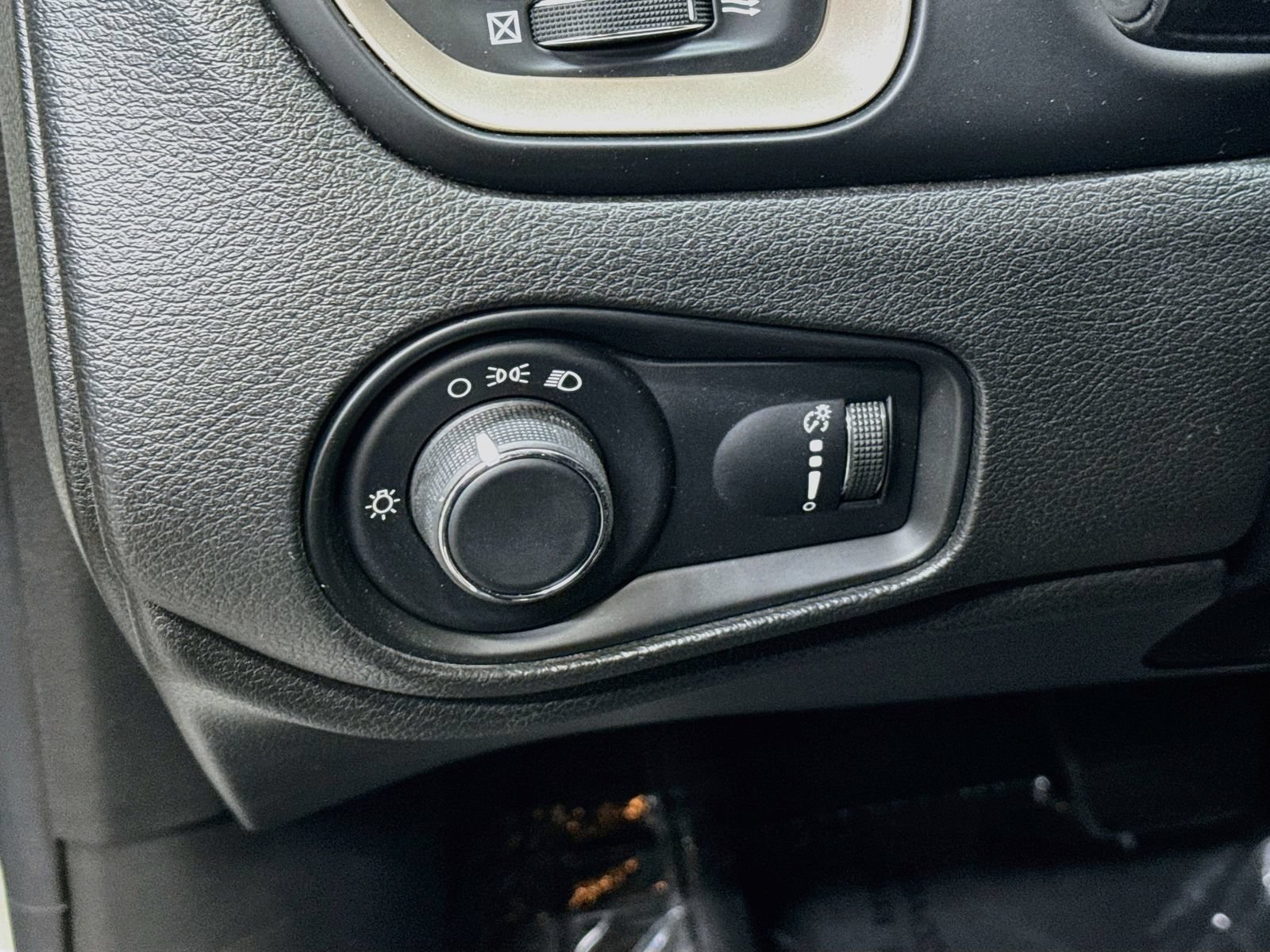 Used 2016 Jeep Renegade Sport w/ Power & Air Group FWD image 13
