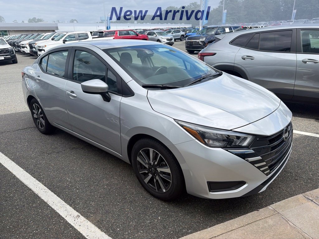 Used 2025 Nissan Versa SV FWD image 2