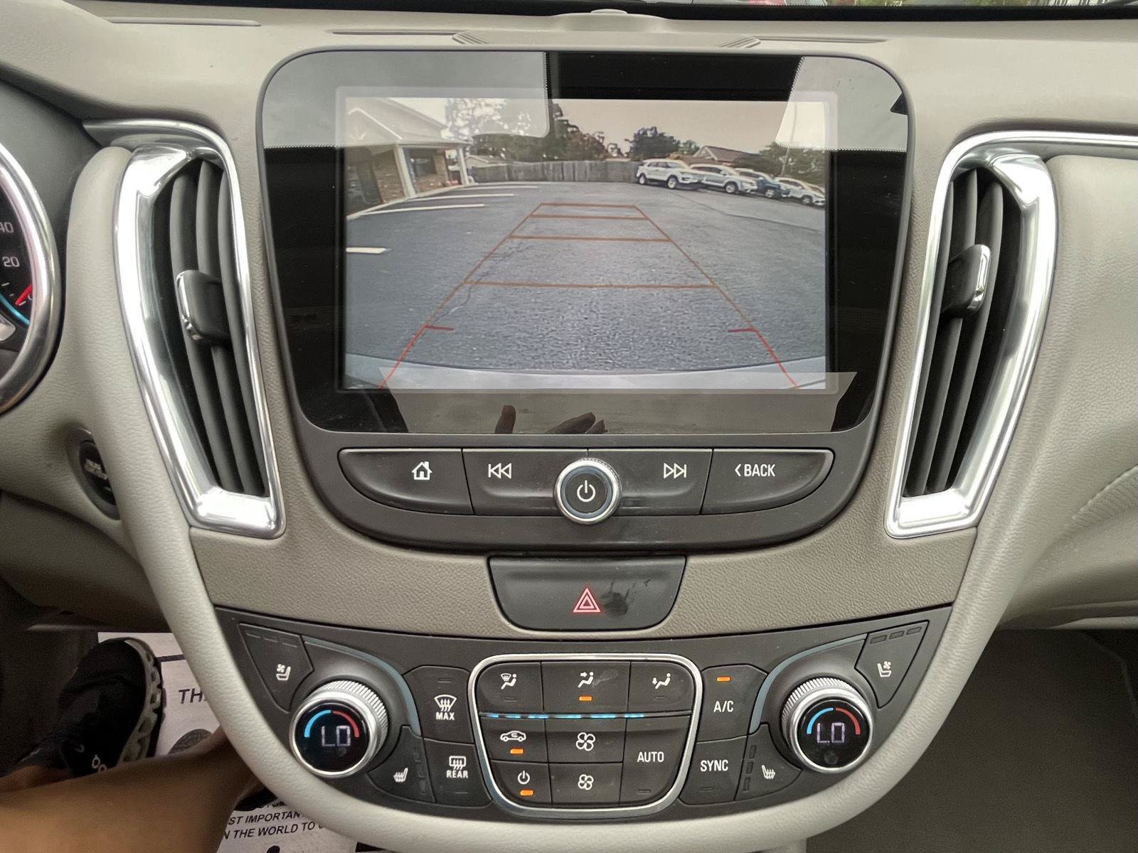 Used 2018 Chevrolet Malibu Premier w/ Premier Sun and Wheel Package FWD image 10