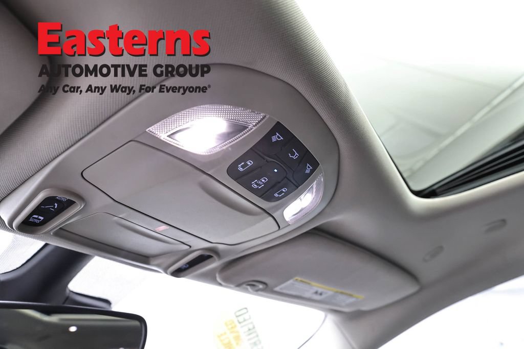 Used 2023 Chrysler Pacifica Limited FWD image 21