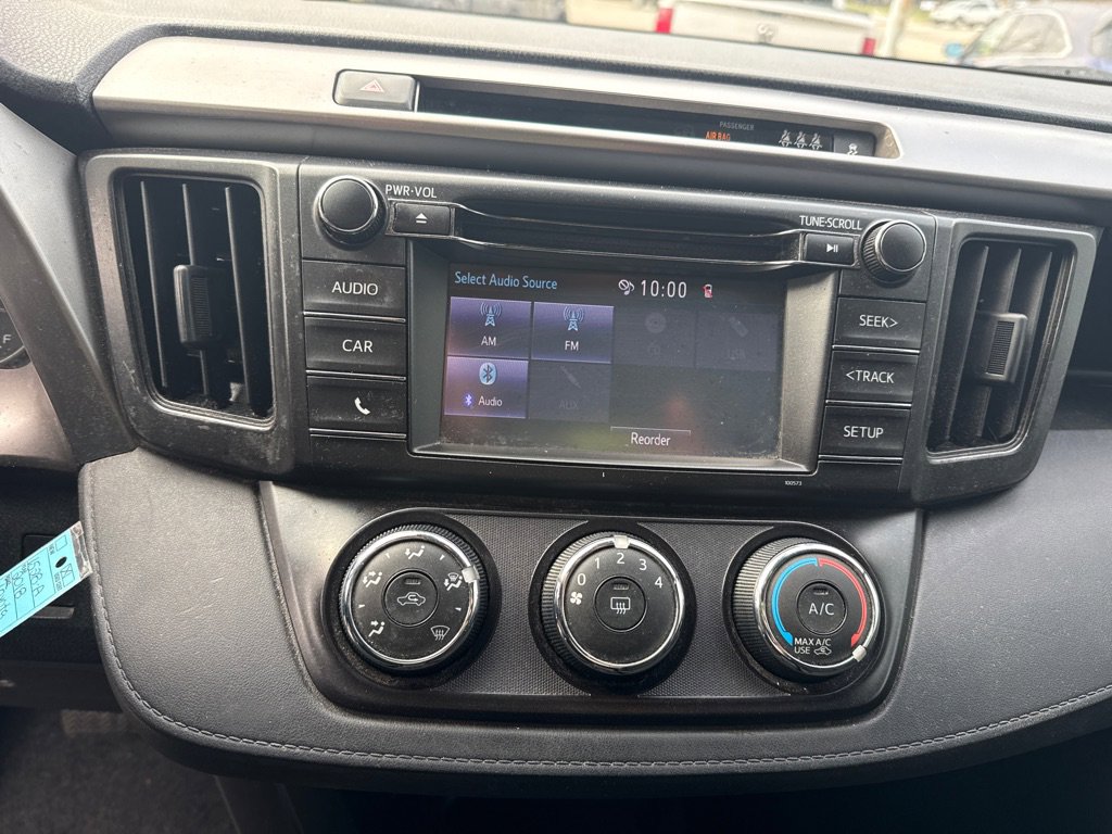 Used 2018 Toyota RAV4 LE FWD image 8