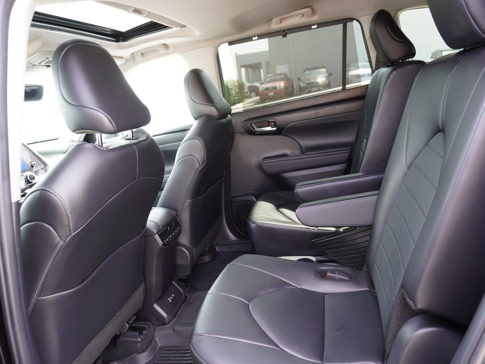 Used 2024 Toyota Highlander XLE image 15