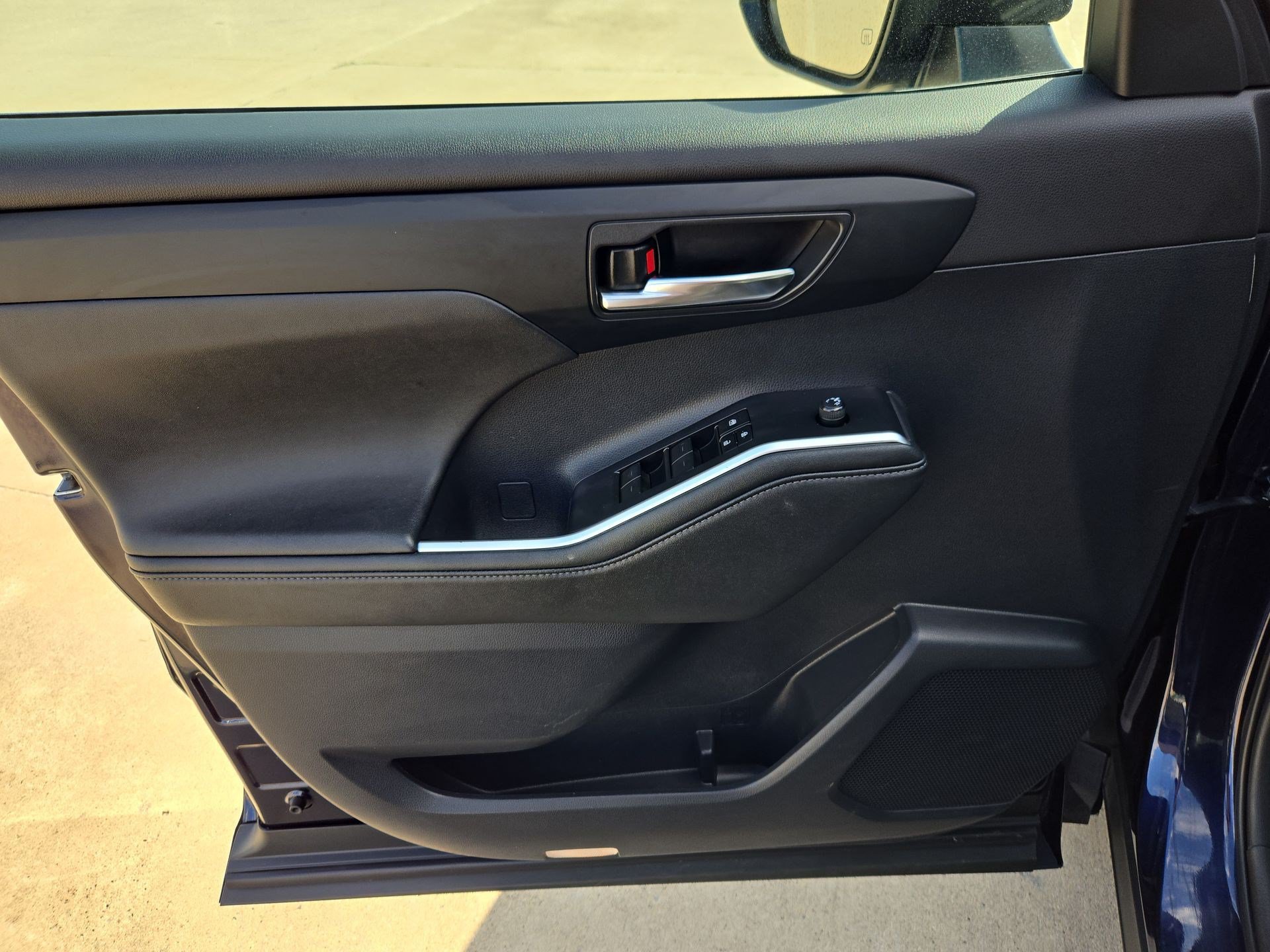 Used 2024 Toyota Highlander XSE FWD image 13