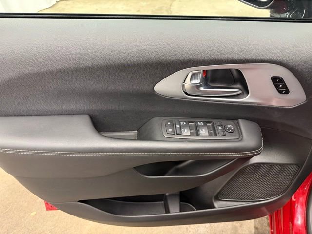 Used 2025 Chrysler Pacifica Limited image 16