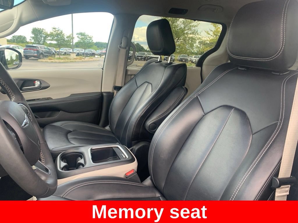 Used 2024 Chrysler Pacifica Touring-L FWD image 9