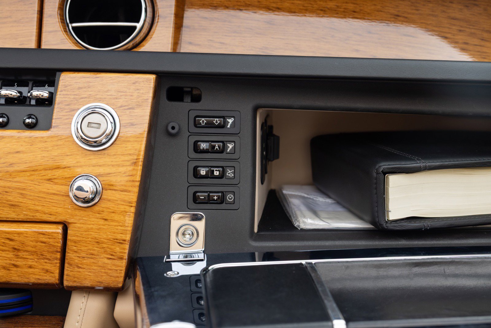 Used 2009 Rolls-Royce Phantom Drophead Coupe RWD image 30