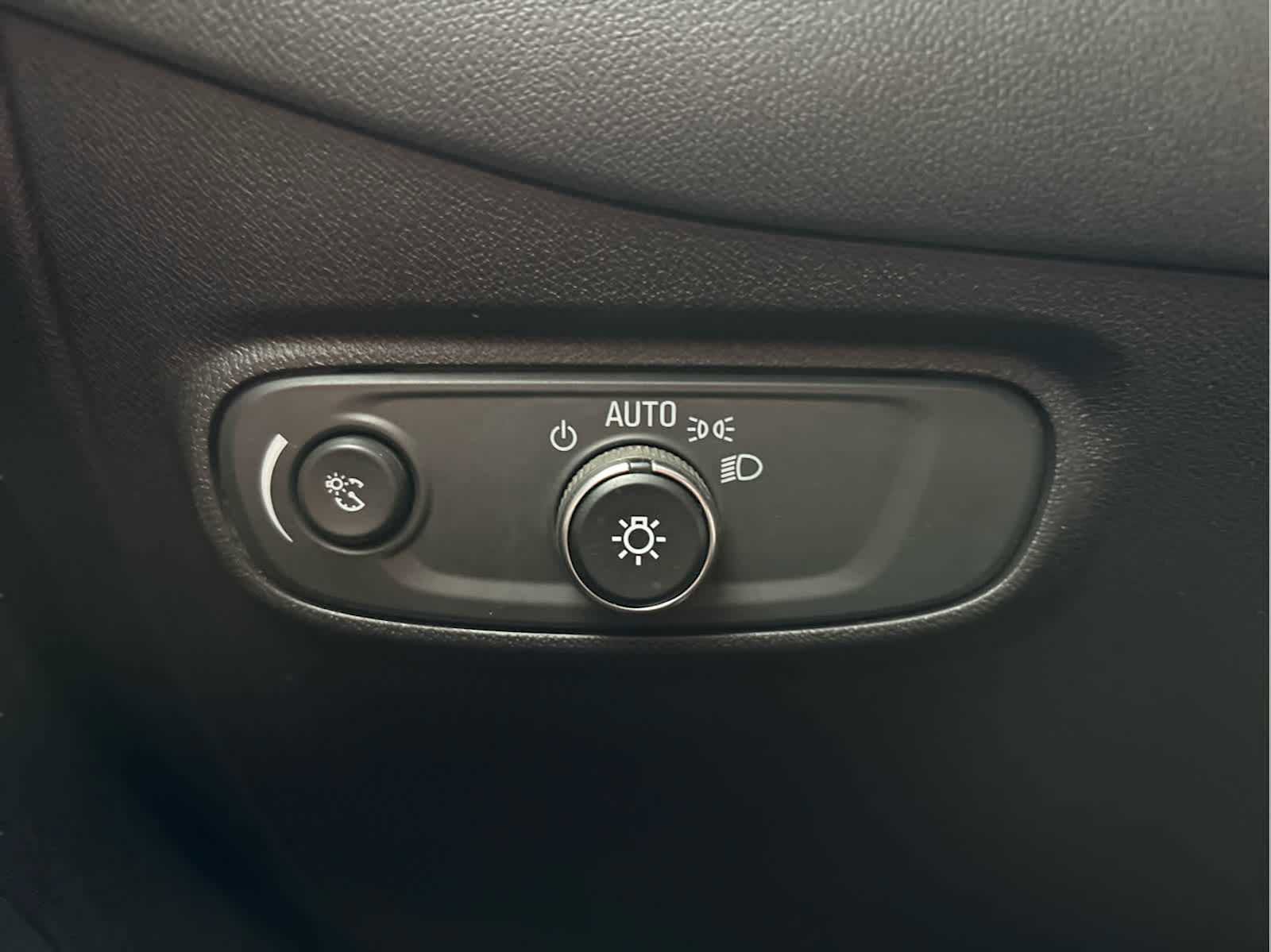 Used 2021 Chevrolet Equinox LS w/ LS Convenience Package image 29