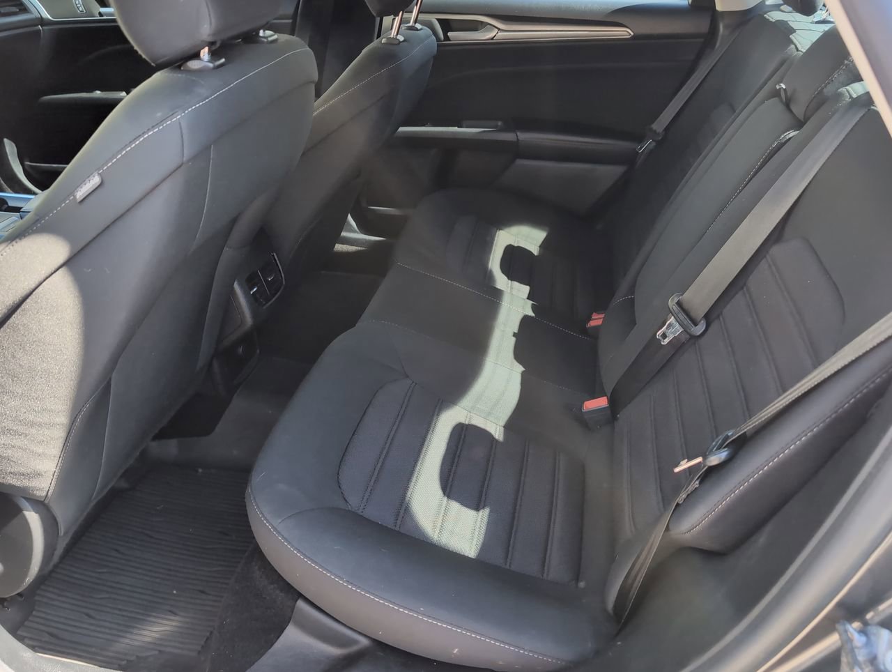 Used 2020 Ford Fusion SE FWD image 12