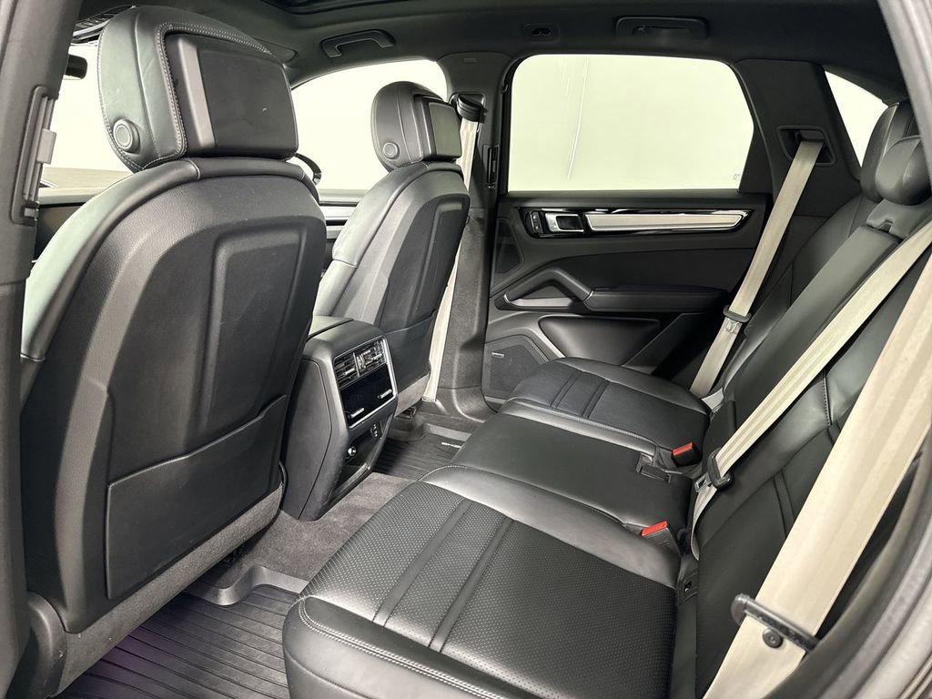 Certified 2023 Porsche Cayenne Platinum Edition image 26