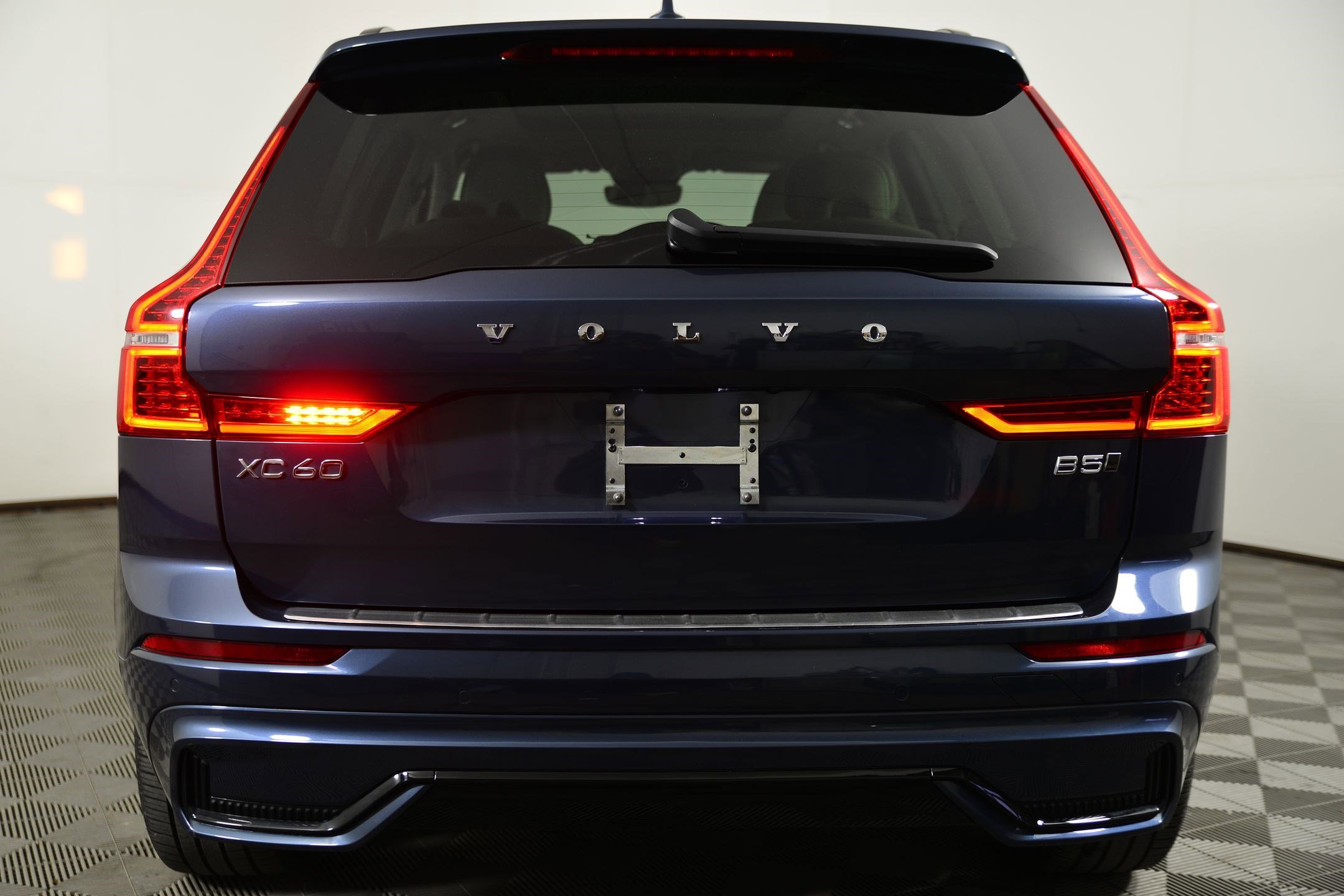 Used 2023 Volvo XC60 B5 Ultimate w/ Climate Package image 8