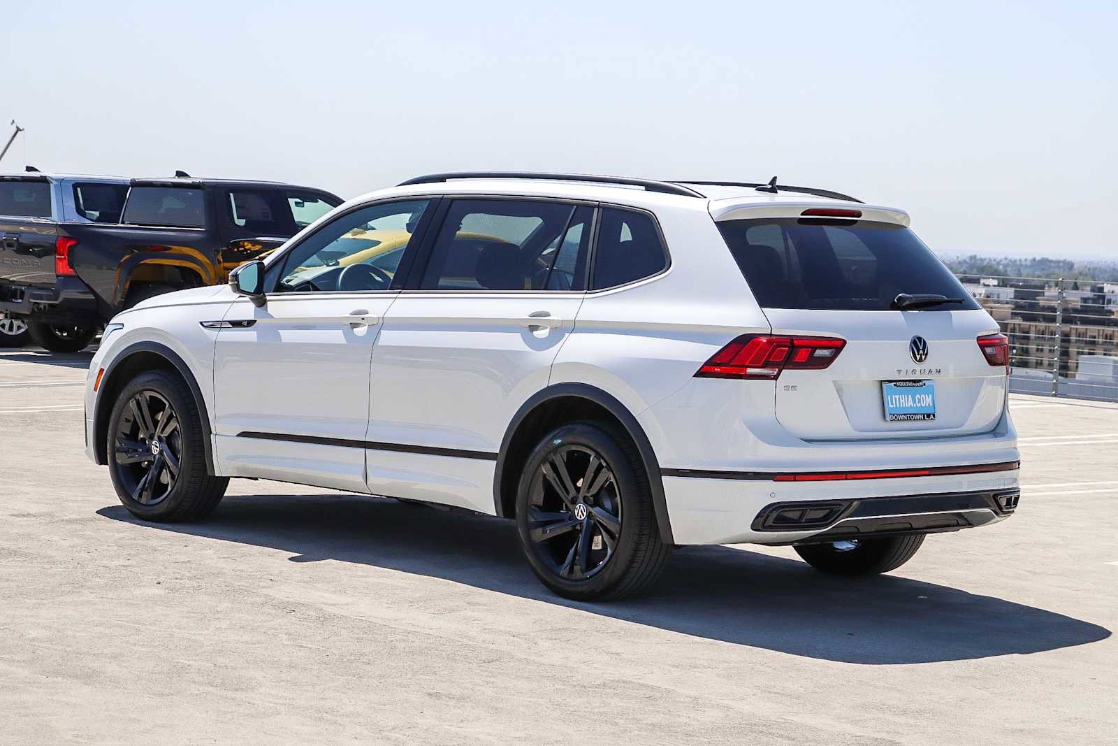 Used 2023 Volkswagen Tiguan SE R-Line FWD image 6