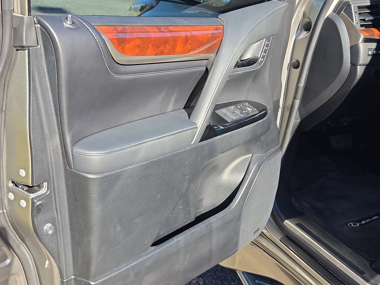 Used 2017 Lexus LX 570 4WD w/ Luxury Package image 21