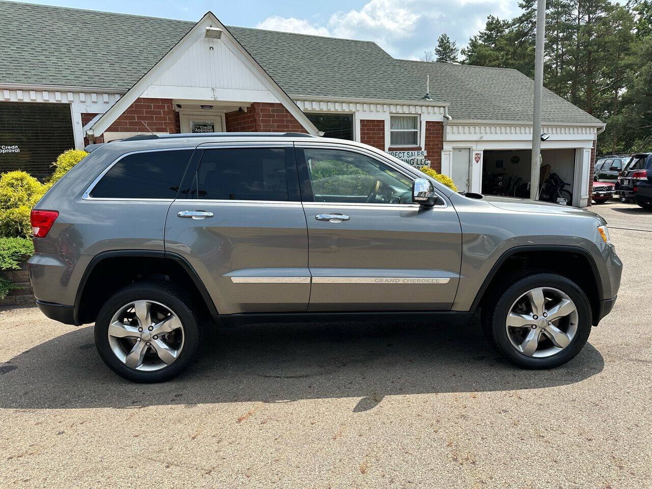 Used 2013 Jeep Grand Cherokee Overland AWD/4WD image 9