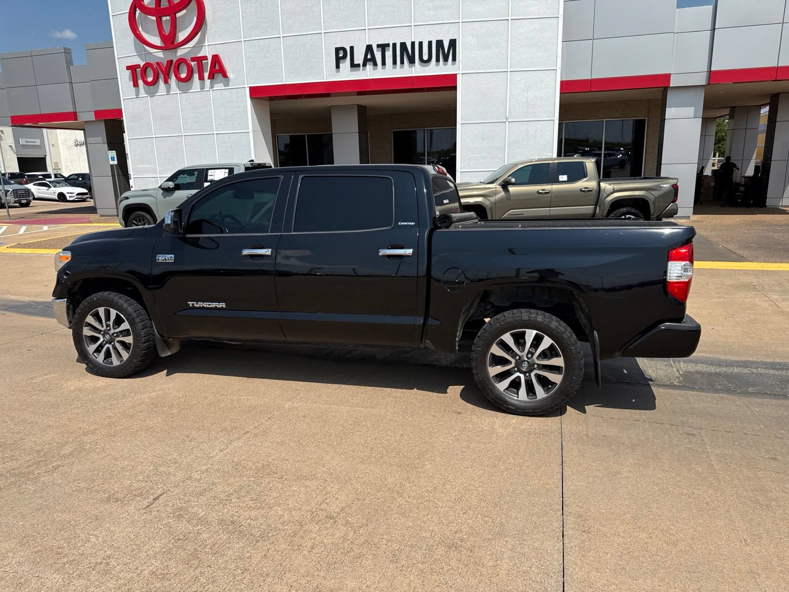 Used 2018 Toyota Tundra Limited w/ Limited Premium Package AWD/4WD image 9