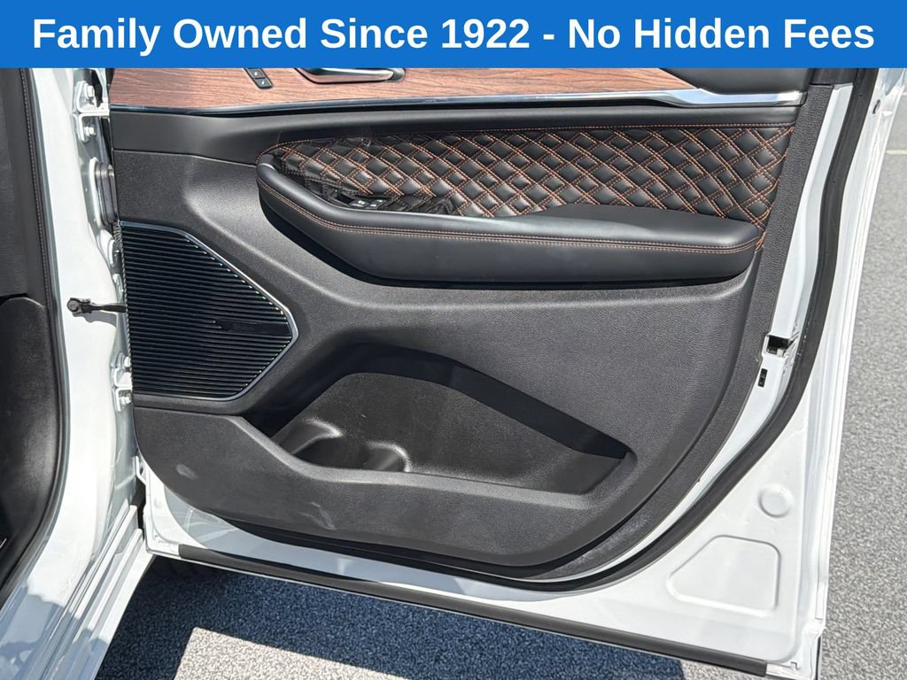 Used 2022 Jeep Grand Cherokee Summit w/ Luxury Tech Group V AWD/4WD image 14