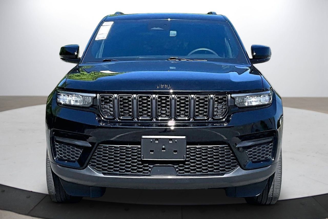 Used 2023 Jeep Grand Cherokee Altitude AWD/4WD image 3