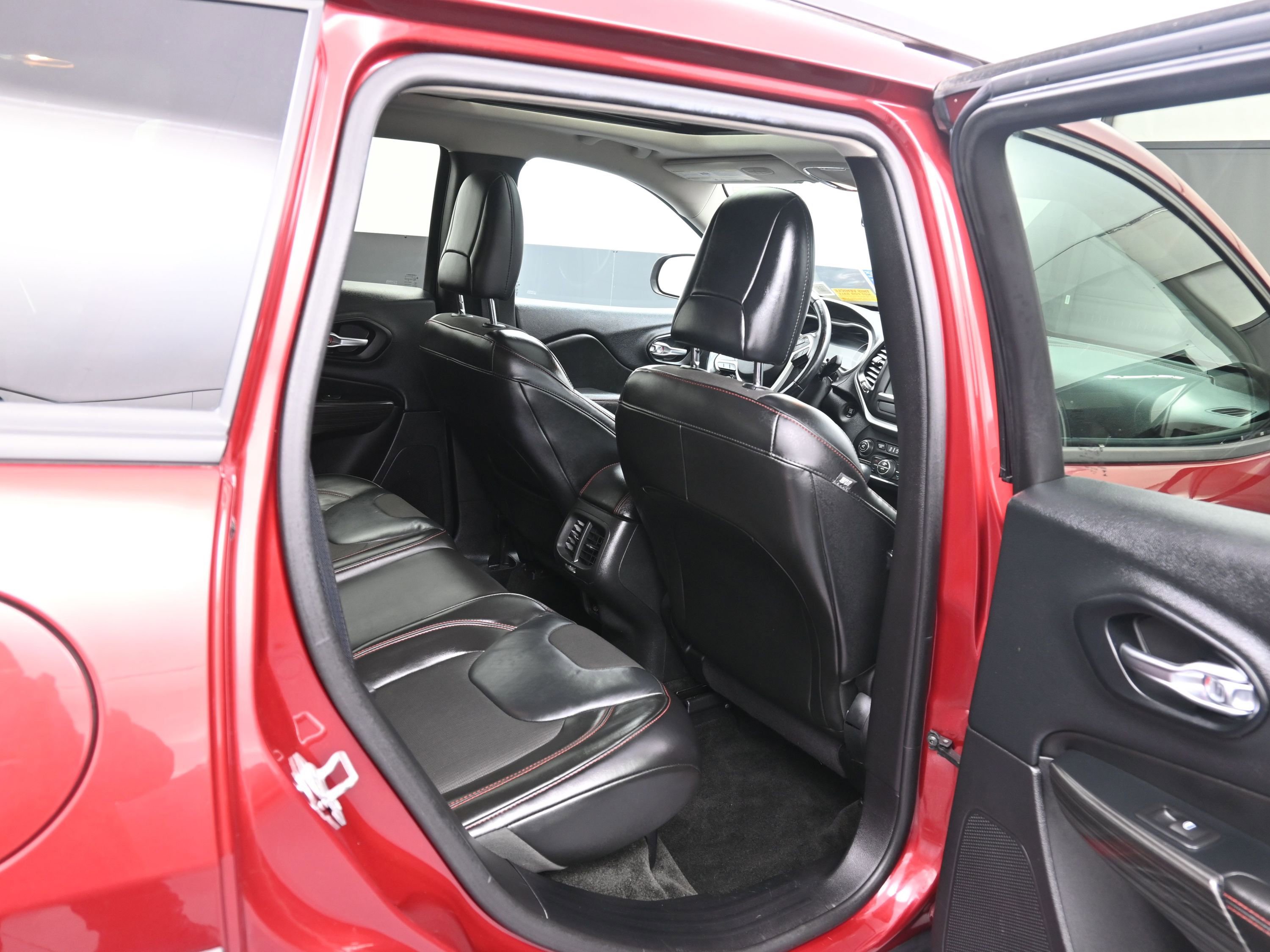 Used 2015 Jeep Cherokee Trailhawk w/ Comfort/Convenience Group image 25