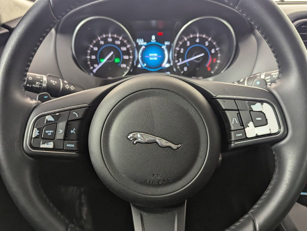 Used 2020 Jaguar F-PACE Premium image 17