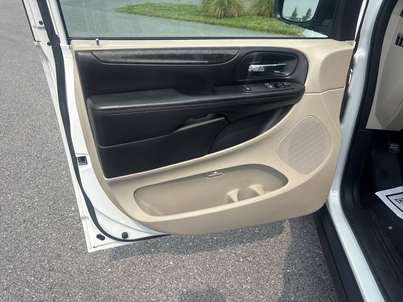 Used 2016 Dodge Grand Caravan American Value Package FWD image 11