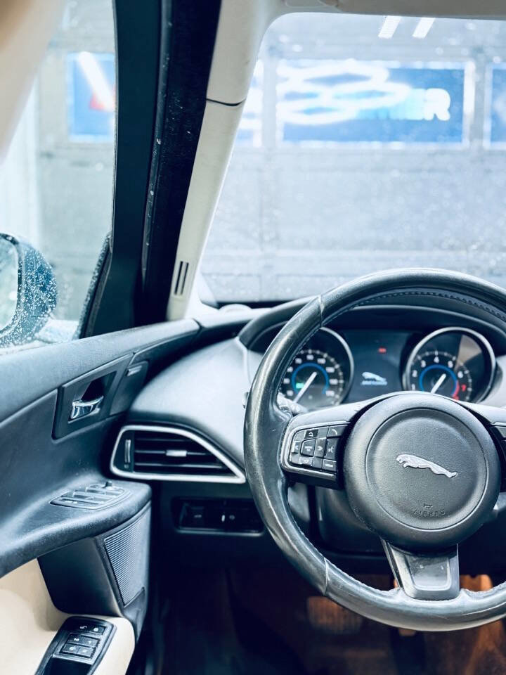Used 2017 Jaguar XE Premium image 16