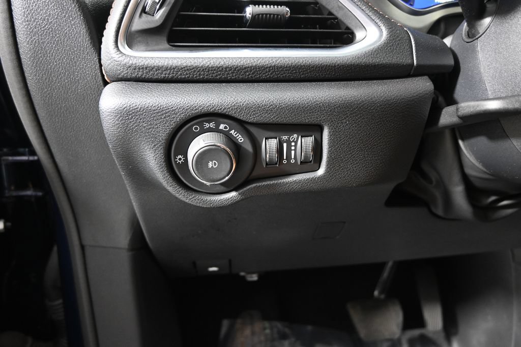 Used 2025 Chrysler Pacifica Pinnacle w/ Trailer Tow Group FWD image 25