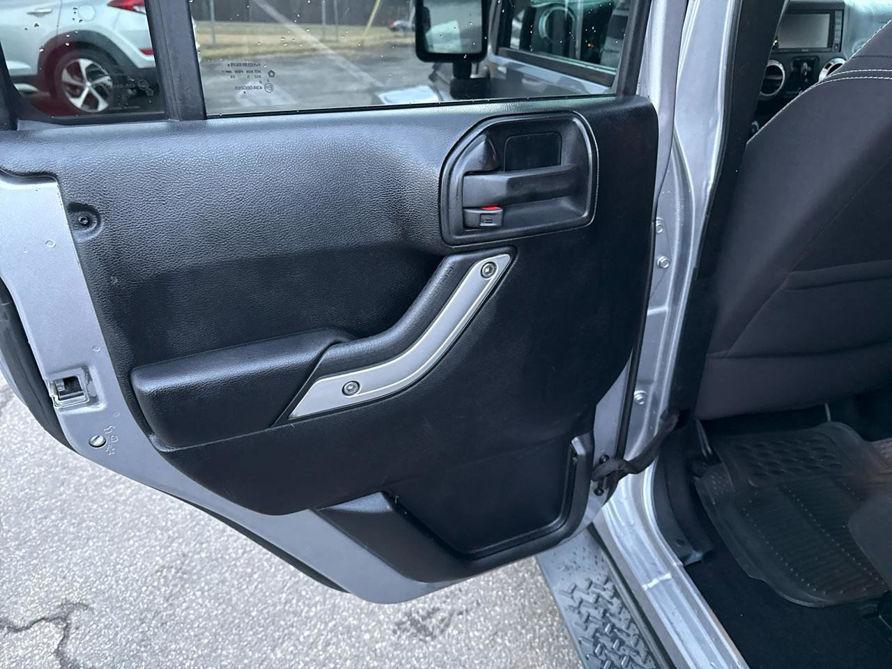 Used 2015 Jeep Wrangler Unlimited Sahara w/ Connectivity Group AWD/4WD image 11