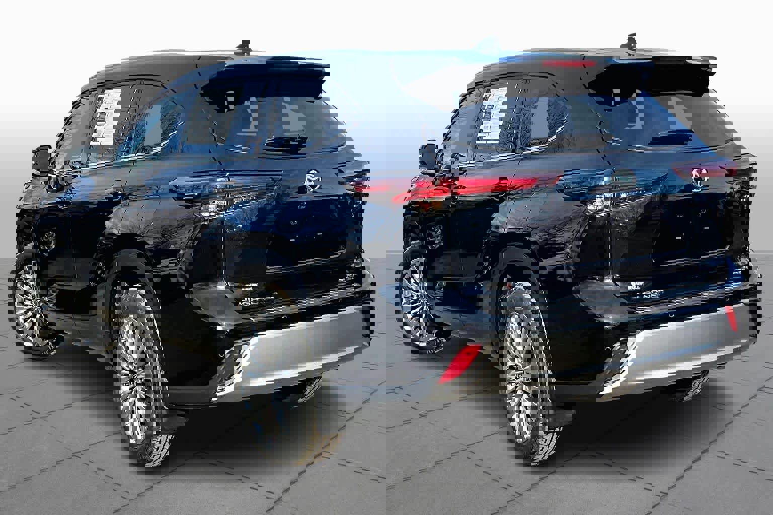 Used 2025 Toyota Highlander Platinum image 12