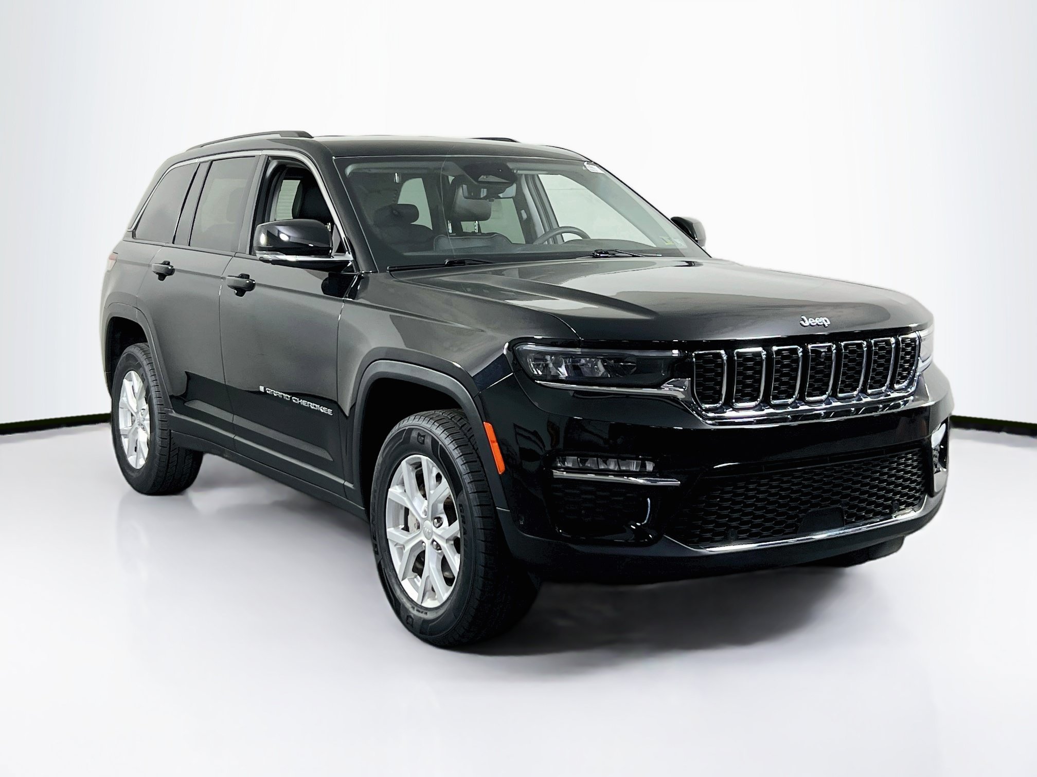 Used 2023 Jeep Grand Cherokee Limited w/ Luxury Tech Group II AWD/4WD image 3