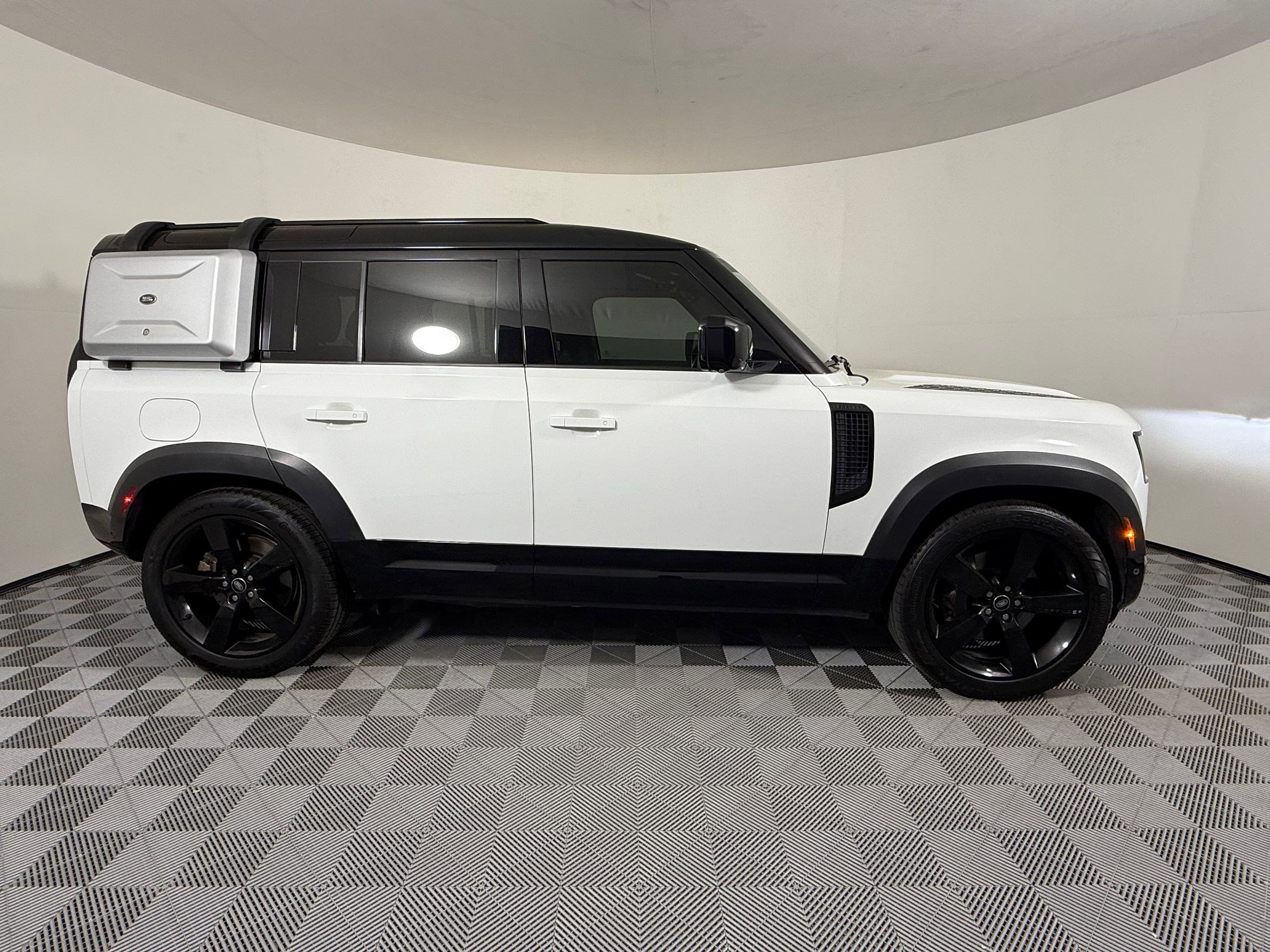 Used 2023 Land Rover Defender 110 X-Dynamic SE image 8