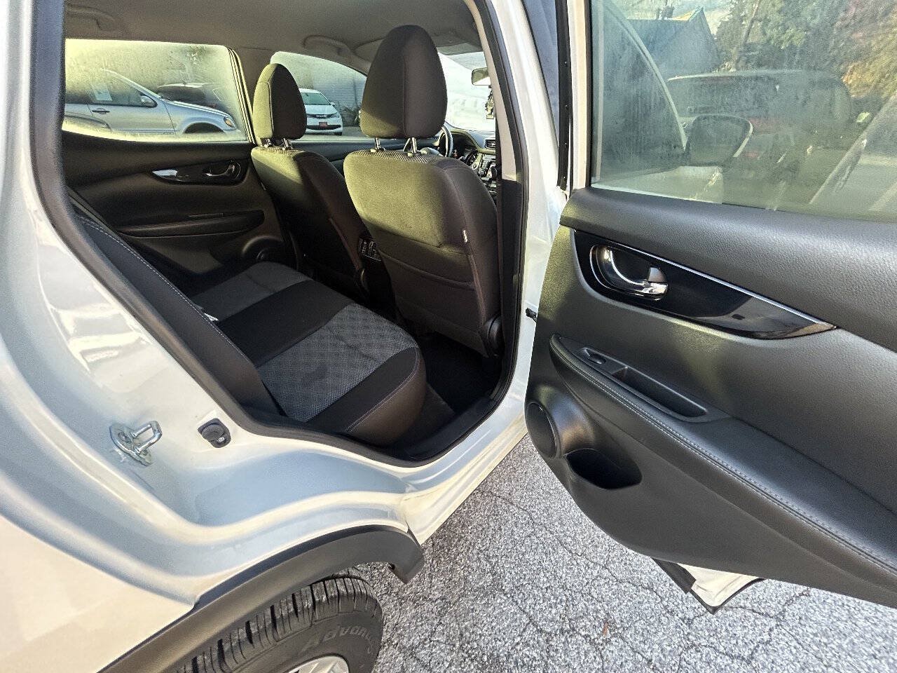 Used 2017 Nissan Rogue Sport SV w/ SV Premium Package AWD/4WD image 8