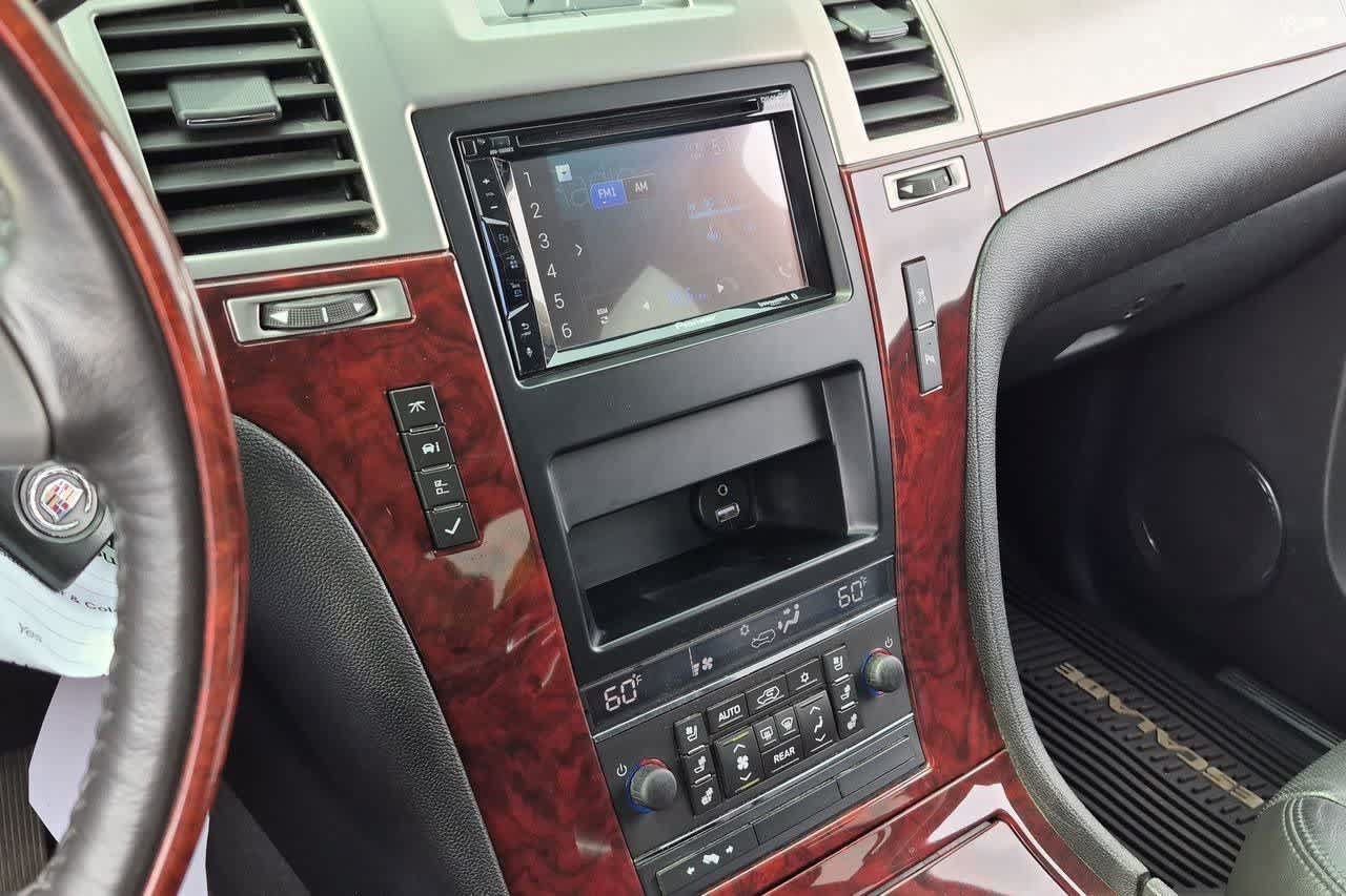 Used 2010 Cadillac Escalade Luxury AWD/4WD image 27