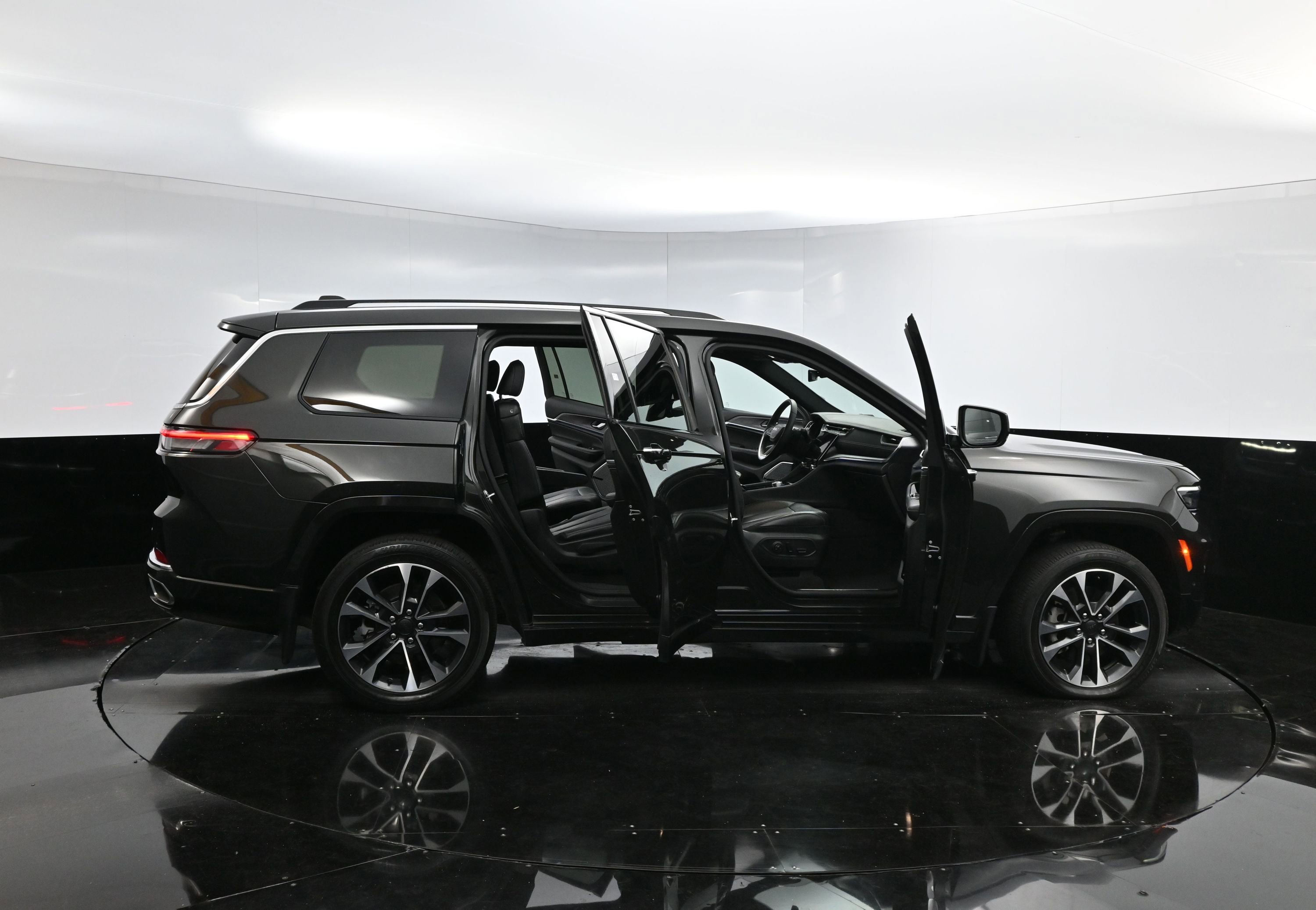 Used 2023 Jeep Grand Cherokee L Overland w/ Rear Seat Video Group I image 43