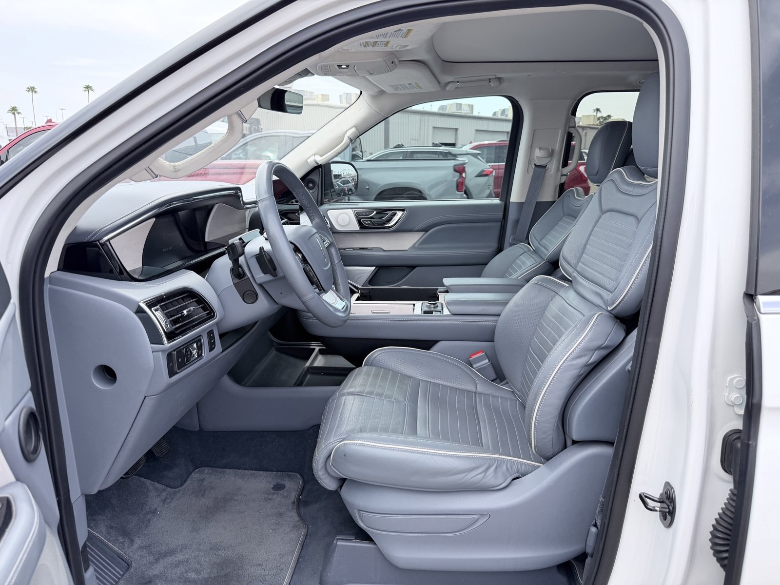 Used 2022 Lincoln Navigator Black Label AWD/4WD image 2