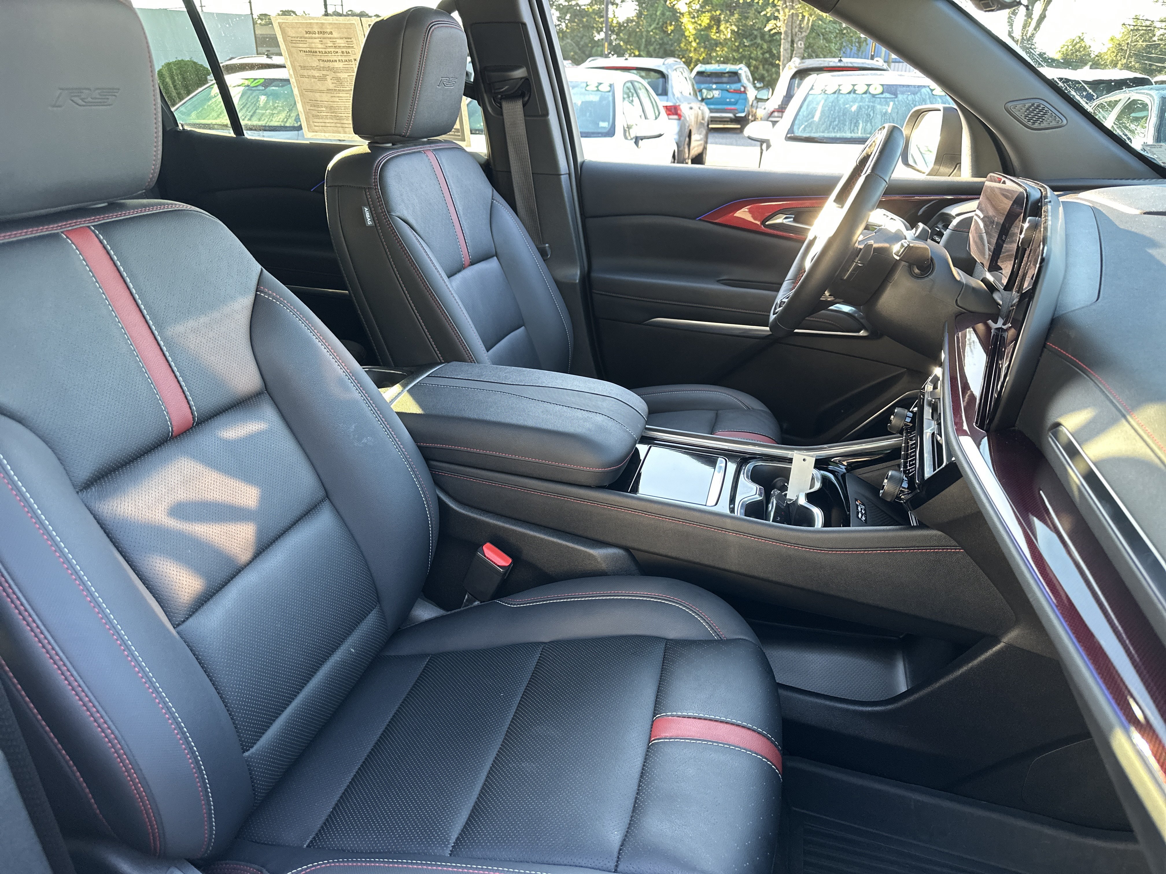 Used 2025 Chevrolet Traverse RS FWD image 13
